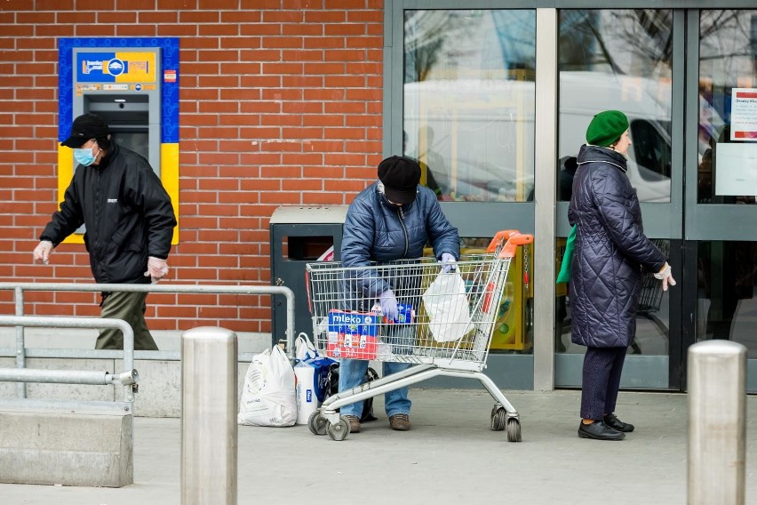 Kolejne ograniczenia rządu weszły w życie. Przed sklepami...