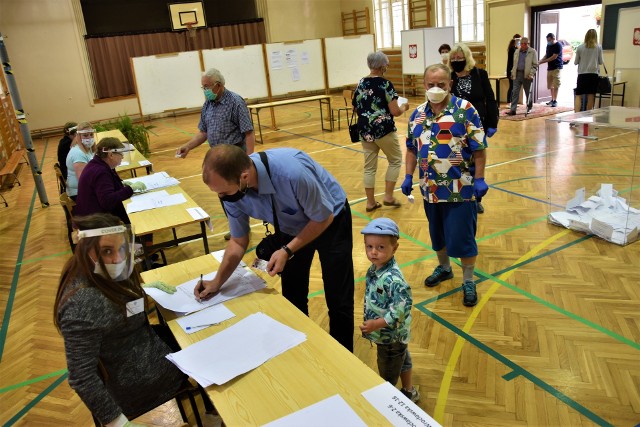 Wybory prezydenckie 2020. Opolanie głosują - lokal wyborczy w Szkole Podstawowej nr 8