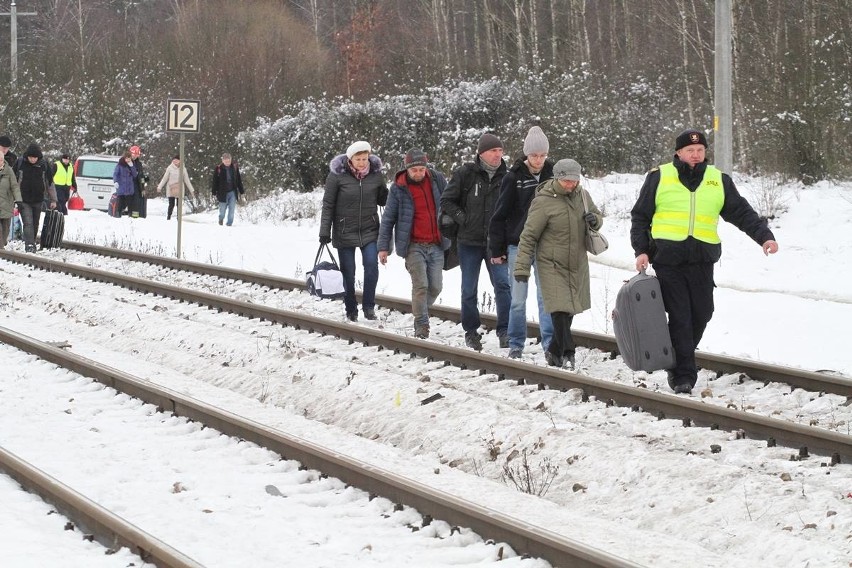 Tragiczny wypadek na przejeździe kolejowym w gminie Sobków. Nie żyją dwie osoby