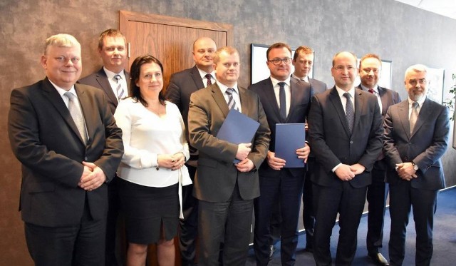 17 stycznia podpisano list intencyjny w sprawie przejęcia przez PP„Porty Lotnicze” akcji radomskiej spółki lotniskowej. Na zdjęciu:  prezydent Radomia, szefowie firm i parlamentarzyści.