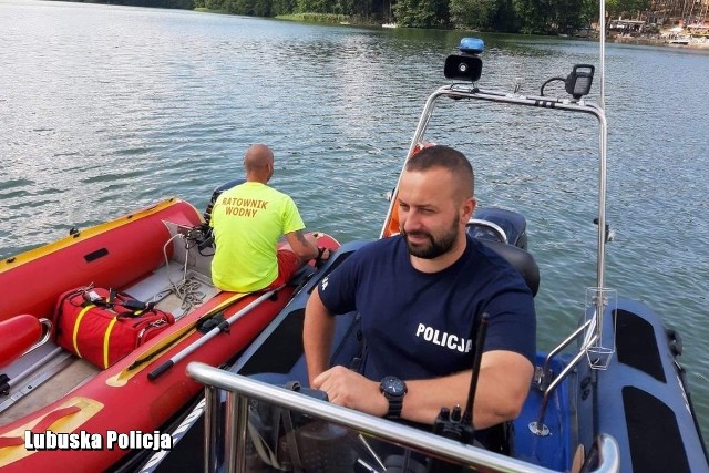 Dzielnicowy gminy Lubniewice mł. asp. Przemysław Matczak w niedzielę (17 listopada), będąc po służbie postanowił rozprawić się z kłusownikiem. Mundurowy wiedział, że 52-letni mieszkaniec gminy bez zezwolenia poławia siecią ryby na Lubiążu. Co więcej: mężczyzna miał już na swoim koncie wyrok za kłusownictwo. - Mł. asp. Przemysław Matczak wraz z innym przedstawicielem Społecznej Straży Rybackiej zorganizowali akcję, podczas której zauważyli na jeziorze podejrzanego mężczyznę. Przypłynął on kajakiem, zabrał wcześniej założone sieci i ruszył w kierunku lądu. W tym momencie do działania przystąpił policjant po służbie. O całym zdarzeniu poinformował dyżurnego sulęcińskiej jednostki, który wysłał na miejsce patrol - informuje sierż. Klaudia Richter z sulęcińskiej policji. 52-latek próbował ukryć nielegalny połów. Ale nic z tego. Kłusownik został zatrzymany i usłyszał zarzut nielegalnego połowu ryb, do którego się przyznał. Mężczyźnie grozi kara do 2 lat pozbawienia wolności. To nie wszystko. Jak informuje gmina, jako dzierżawca jeziora, wystąpi na drodze sądowej o zadośćuczynienie i wypłatę od zatrzymanego odszkodowania na rzecz zarybiania jeziora Lubiąż.WIDEO: Szprotawa. Kłusownicy w stawie Bucze. Wędkarze wyłowili sieci kłusowników