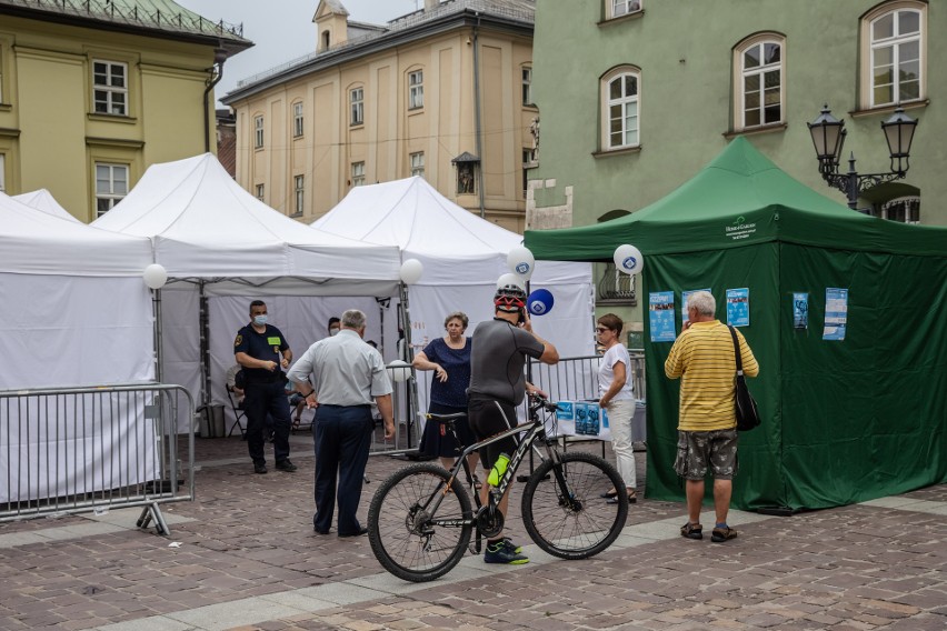 Kraków. Wakacyjna akcja szczepień przeciw covid-19 na Małym Rynku i przy ul. Kolnej [ZDJĘCIA]