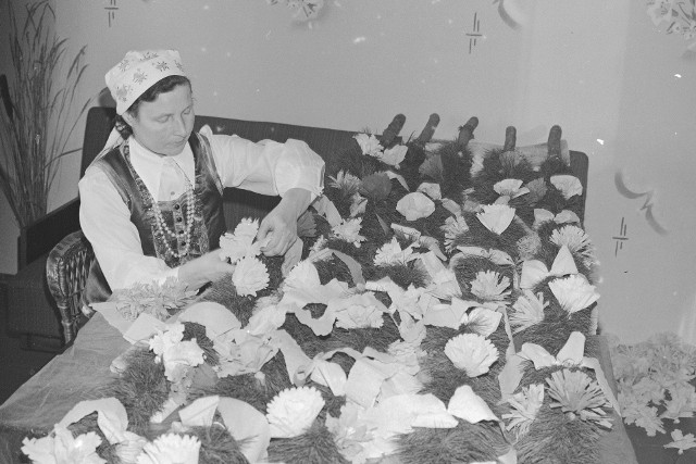 W czasach PRL-u hołdowano chrześcijańskiej tradycji pomimo niechęci władzy. Na zdjęciu kobieta robiąca kurpiowskie palmy. Kliknij w obrazek, aby zobaczyć archiwalne zdjęcia z Wielkanocy.