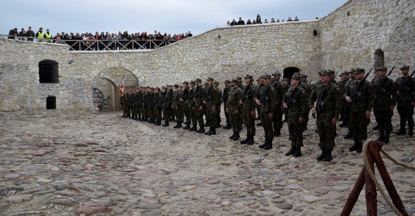 Żołnierze złożyli w sobotę uroczystą przysięgę na zamku w...