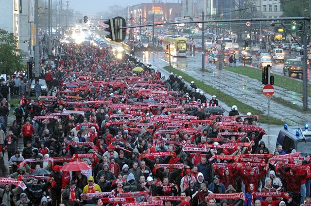 Derby ŁKS-u i Widzewa to święto kibiców obu drużyn. Niestety, nie zawsze jest spokojnie i czasem dochodzi do incydentów.