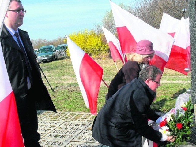 Kwiaty przed obeliskiem składają wiceprezydent Józef Motyka, (z prawej) oraz przedstawiciele Rady Miasta Tarnobrzega.