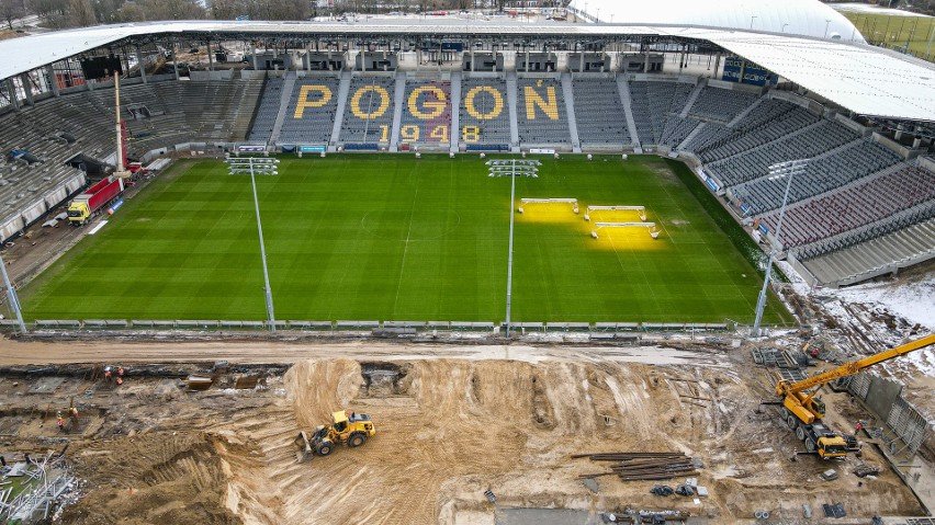 Stadion Pogoni Szczecin: Nowe rzędy trybuny wschodniej i zbrojenie północnej. ZDJĘCIA z drona - 22.01.2021