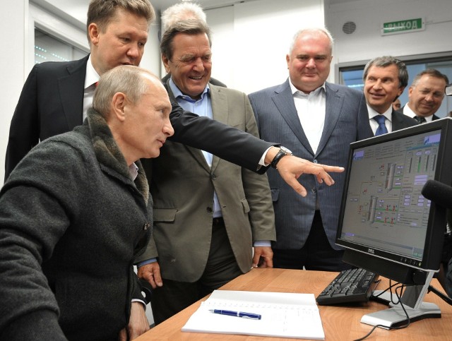 Na zdjęciu z 2011 r.: ówczesny premier Rosji Władimir Putin, szef Gazpromu Aleksiej Miller i były kanclerz Niemiec Gerhard Schroeder podczas uruchomienia rurociągu testowego w stacji sprężarek gazu około 170 km od Sankt Petersburga.