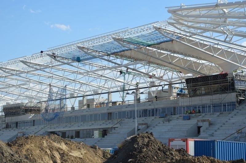 Budowa stadionu ŁKS. Na trybunie przy al. Unii montują już dach [zdjęcia]