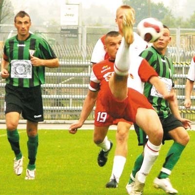 Paweł Galiński (ŁKS Łomża) wybija piłkę, oddalając zagrożenie spod własnej bramki. ŁKS przegrał jednak z Górnikiem 0:1.
