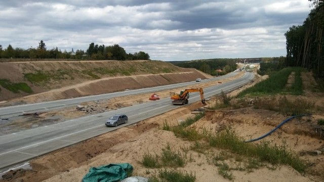 Trwa budowa S5, na węźle w Tryszczynie koło Bydgoszczy, prace szybko postępują. Na jezdniach jest już betonowa nawierzchnia, wiadukt i fragmenty ścieżki rowerowej.