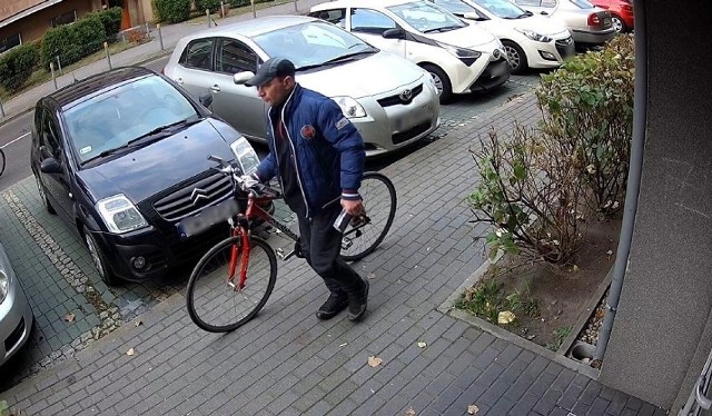 Sprawca zabrał rower znanej słowackiej marki z podziemnego parkingu.