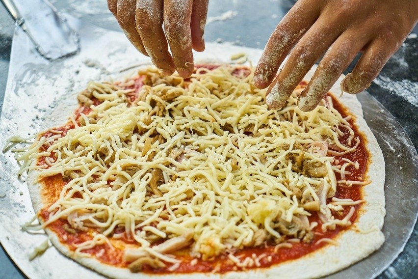 Na świecie najwięcej pizzy zjada się w sobotnie wieczory, a...