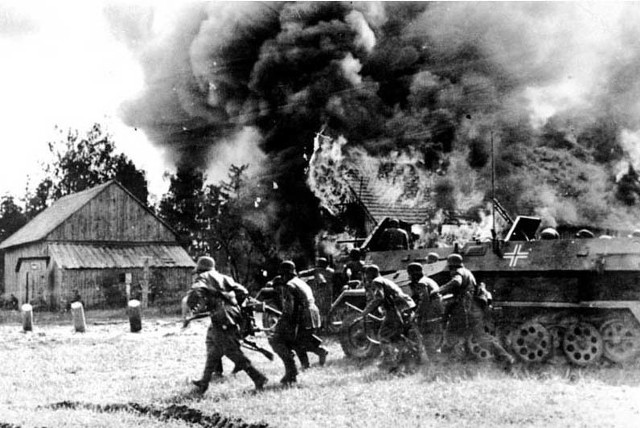Lato 1941. Niemieccy żołnierze w zdobytej wsi białoruskiej