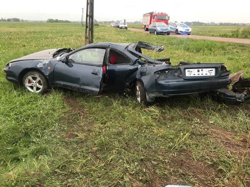 Zderzenie z pociągiem w Wólce Brzezińskiej, gm. Goworowo. Młody kierowca walczy o życie