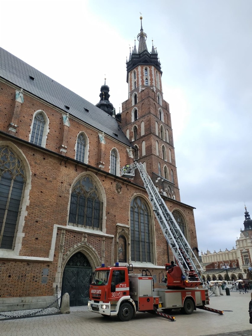 Kraków. Ukrainiec, który wleciał dronem w dach Bazyliki Mariackiej usłyszał zarzuty