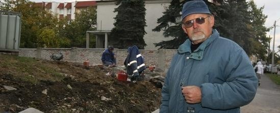 - Na cmentarzu zostanie odtworzony dawny układ ścieżek - mówi Kazimierz Pryska, kierownik robót