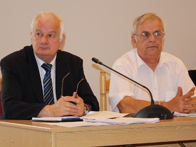 Burmistrz Niska Julian Ozimek (z lewej) przed głosowaniem nad udzieleniem absolutorium. Obok skarbnik gminy Tadeusz Dziewa.