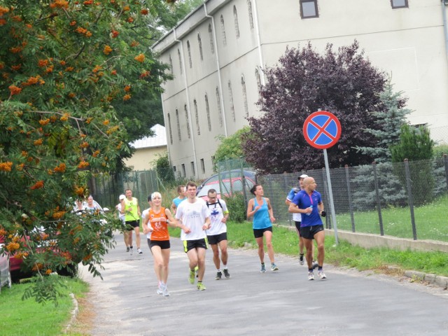 Do godziny 19 będzie trwał III Dwumaraton Kujawski, w którym 26 biegaczy obiega powiat aleksandrowski dokoła. Trasa wynosio ok. 84 km. Biegaczom i biegaczkom towarzyszą policja, wóz techniczny i jeden cyklista. Trasa wiedzie przez wszystkie miasta i gminy powiatu. W każdym jest postój. Na 26 kilometrze trasy uczestnicy biegu zatrzymali się nad jeziorem w Ostrowąsie, gdzie podejmowała ich Spółdzielnia Socjalna "Spiżarnia Kujawska". Meta w Raciążku, skąd wystartowano o godz. 8.30. Na mecie biegacze spodziewani są ok. godz. 19. Komandorem biegu jest Dariusz Nędzusiak. ***Pogoda na dziś (23.07.2016) , wideo: TVN Meteo Active/x-news