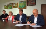 Władze gminy Szydłów podpisały umowę na wymianę oświetlenia ulicznego