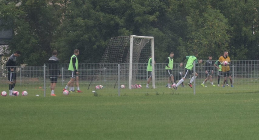 Fortuna 1 Liga. Deszczowy środowy trening Radomiaka. Radomianie trenowali w składzie. W sobotę mecz z Wartą Poznań 