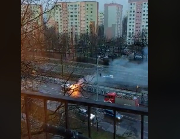 Pożar samochodu u zbiegu al. Rydza-Śmigłego i ul. Przybyszewskiego