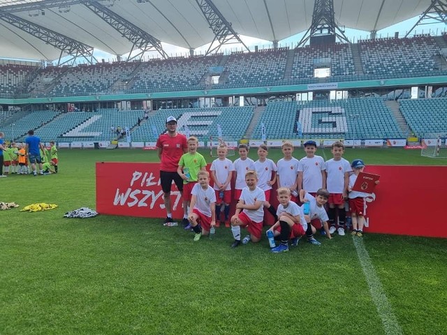 Młodzi piłkarze KS Warka odnieśli sukces w Mini Mistrzostwach Świata na stadionie warszawskiej Legii.