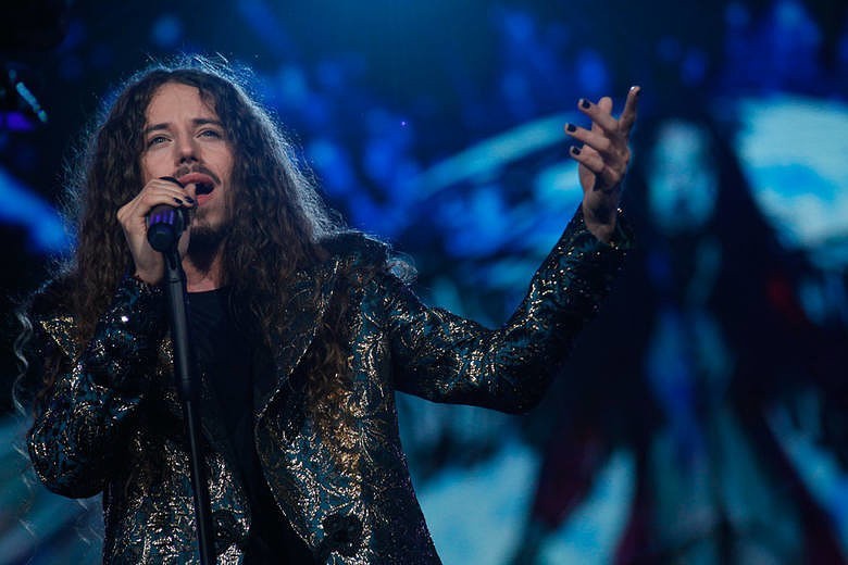 Michał Szpak zaspiewał "Jesteś bohaterem"...