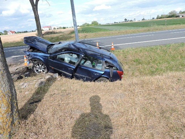 Do zdarzenia doszło w czwartkowy wieczór, 11 lipca, w Siutkowie (gm. Lubanie) na drodze krajowej DK-91.Z wstępnych ustaleń wynika, że 37-latka, kierująca renault, jadąc w kierunku Torunia, nagle zjechała na przeciwległy pas ruchu. Samochód wylądował w rowie