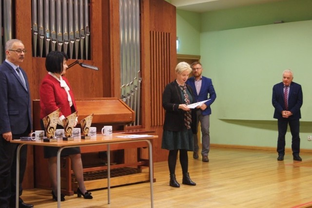 Przewodnicząca Jury, Iwona Lindstedt, ogłasza laureatów konkursu i następuje wręczenie nagród i wyróżnień. Nagrody ufundowała wiceprezydent miasta Radomia, Katarzyna Kalinowska.
