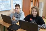 Uczniowie ostrowieckich szkół uczą się za pomocą laptopów. Do placówek trafiło kilkaset sztuk multimedialnego sprzętu [ZDJĘCIA]