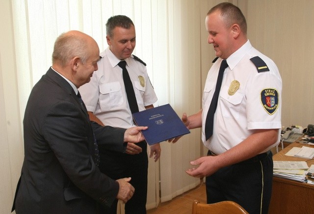 Awans na młodszego strażnika wręczył Wojciechowi Nowakowi wójt Marian Buras. W środku komendant morawickiej straży Bogdan Metryka.