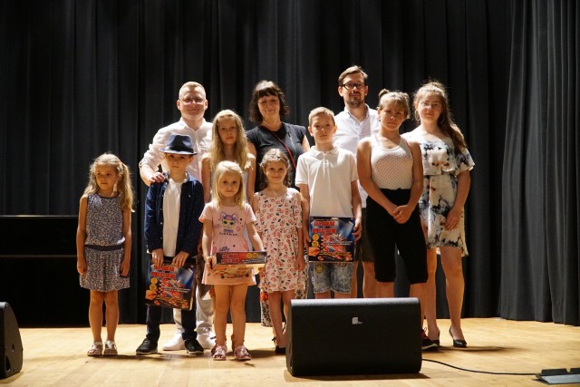 Każdy uczestnik zwoleńskiego talent show otrzymał upominek w postaci gry planszowej.