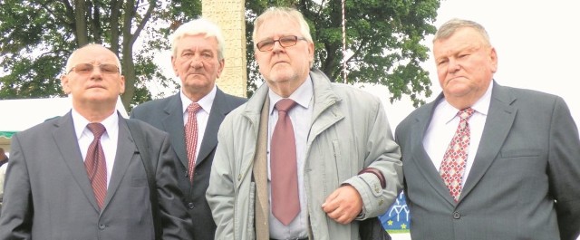 Andrzej Bienias, Władysław Ryba, Tadeusz Łuszczyński, Stanisław Jachna - liderzy „kazimierskiej drużyny”, która odbudowała  Pomnik Legionów w Czarkowach.