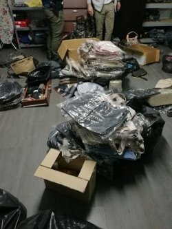 Podrobiona odzież w Grójcu - policjanci zabezpieczyli ponad tysiąc sztuk!