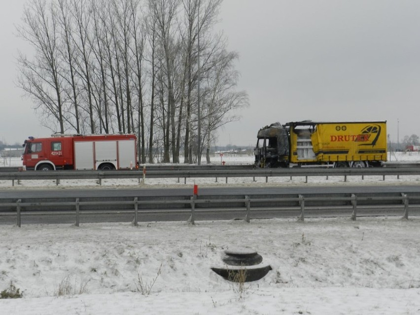 Na autostradzie A1 spłonęła ciężarówka bytowskiej firmy Drutex. Kierowca poparzony [ZDJĘCIA]