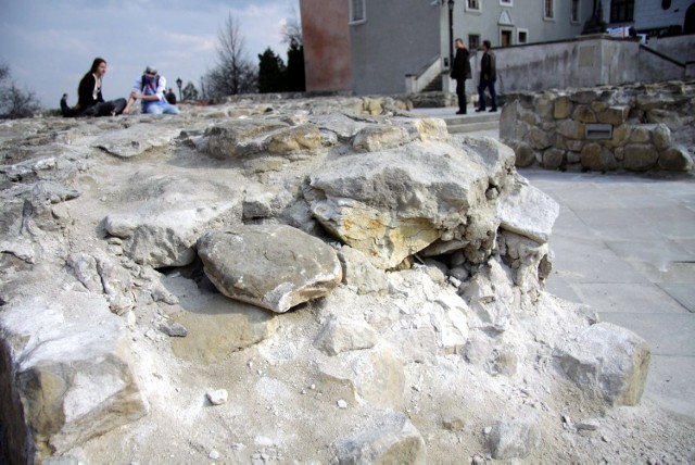 Plac Po Farze jest w złym stanie, a turyści przyjeżdżający do Lublina i zwiedzający Stare Miasto oglądają takie widoki