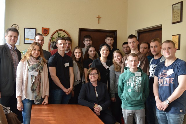 Grupa niemiecka została serdecznie powitana przez dyrekcję szkoły:Rafała Walczaka, Marzenę Burzyńską, uczniów oraz koordynatorkę projektu, Bożenę Błaszczyk-Ziętek.