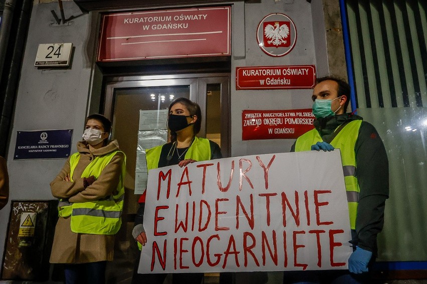 Protest maturzystów pod Kuratorium Oświaty w Gdańsku w...