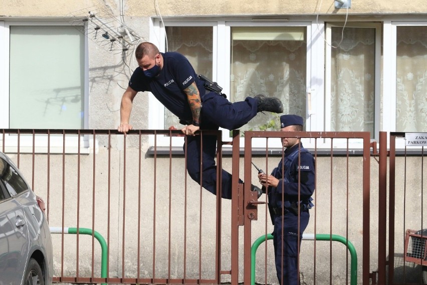 Policjanci otrzymali informację, że w jednym z mieszkań...