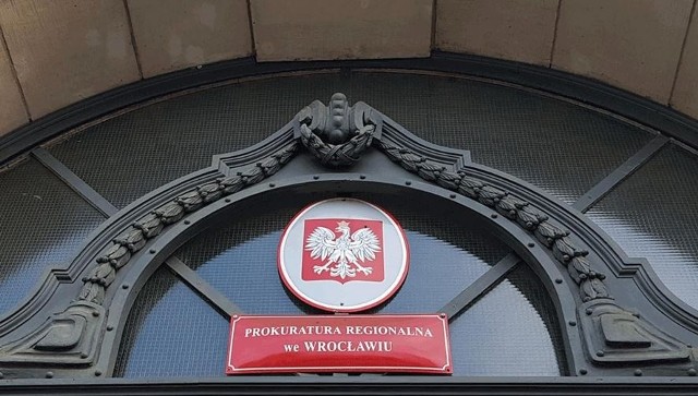 Prokuratura Regionalna we Wrocławiu skierowała do sądu akt oskarżenia przeciwko szajce wyłudzającej podatek VAT.