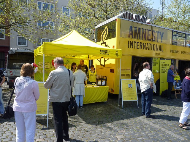 Amnesty International to międzynarodowa organizacja pozarządowa często organizująca pokojowe akcje obywatelskie