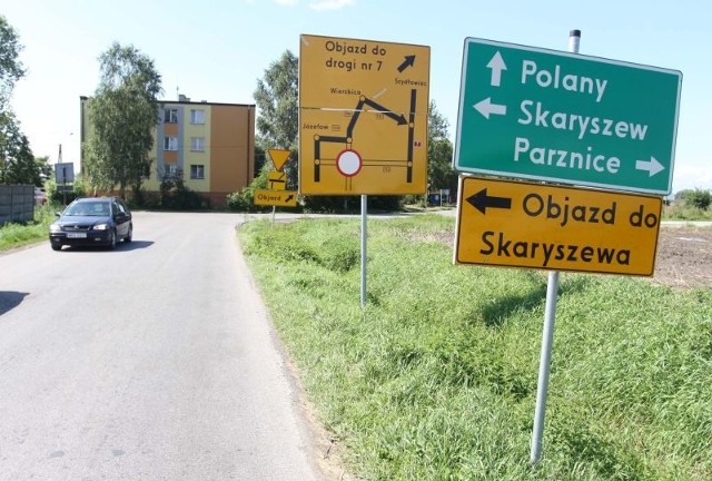 Objazd w stronę siódemki prowadzi też na Kowalę i Starachowice. Tyle, że nie wiadomo, kiedy kończy się jeden a zaczyna drugi.