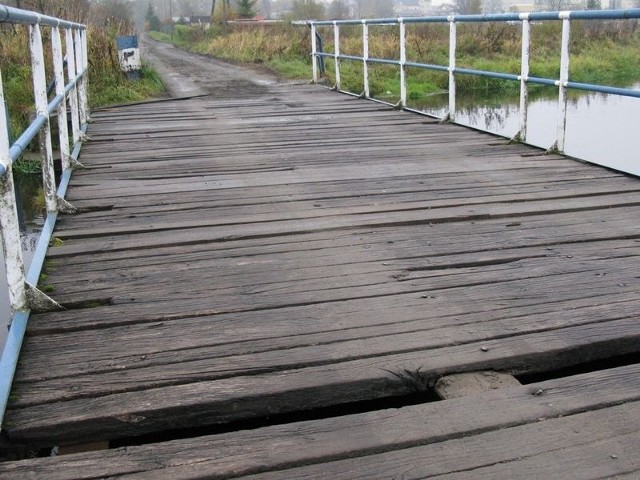 Dziurawy most przy OSiR w Miastku stanowi zagrożenie dla pieszych i samochodów.