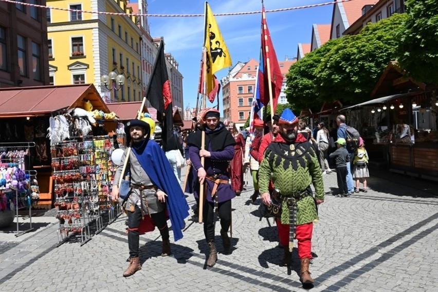 Piwnica Świdnicka ma już 750 lat! Średniowieczny marsz przez Rynek rozpoczął urodziny!