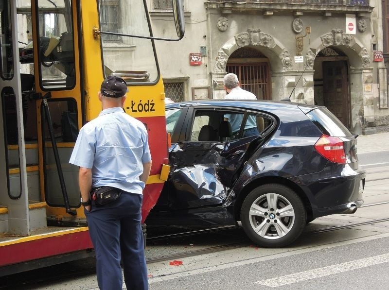 Wypadek na Piotrkowskiej. Zawracał i zderzył się z tramwajem [zdjęcia]