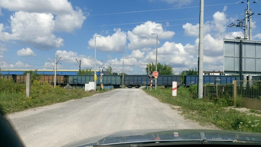 O krok od tragedii na przejeździe kolejowym w Kielcach. Zapory były w górze, a pociąg jechał
