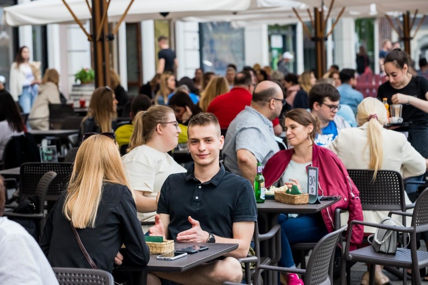 Pierwszy dzień po odmrożeniu gastronomii w Bydgoszczy. Zdjęcia z ogródków