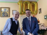 Tadeusz Pacanek z Barwałdu Dolnego pod Wadowicami ma 100 lat. Na 75 urodziny zrobił prawo jazdy