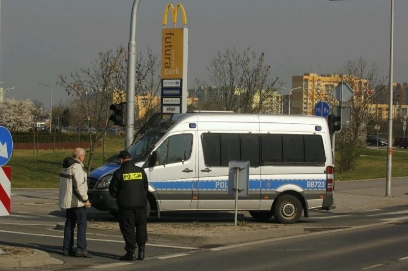 Wrocław: Alarm bombowy w centrum Factory. Ewakuowano ponad 100 osób (ZDJĘCIA)